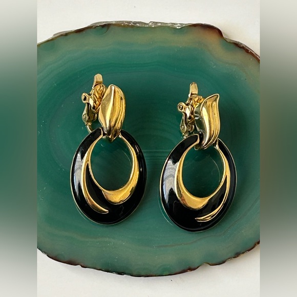 Vintage TRIFARI Dangle Clip On Earrings Black Enamel and Gold Tone. - Picture 1 of 8